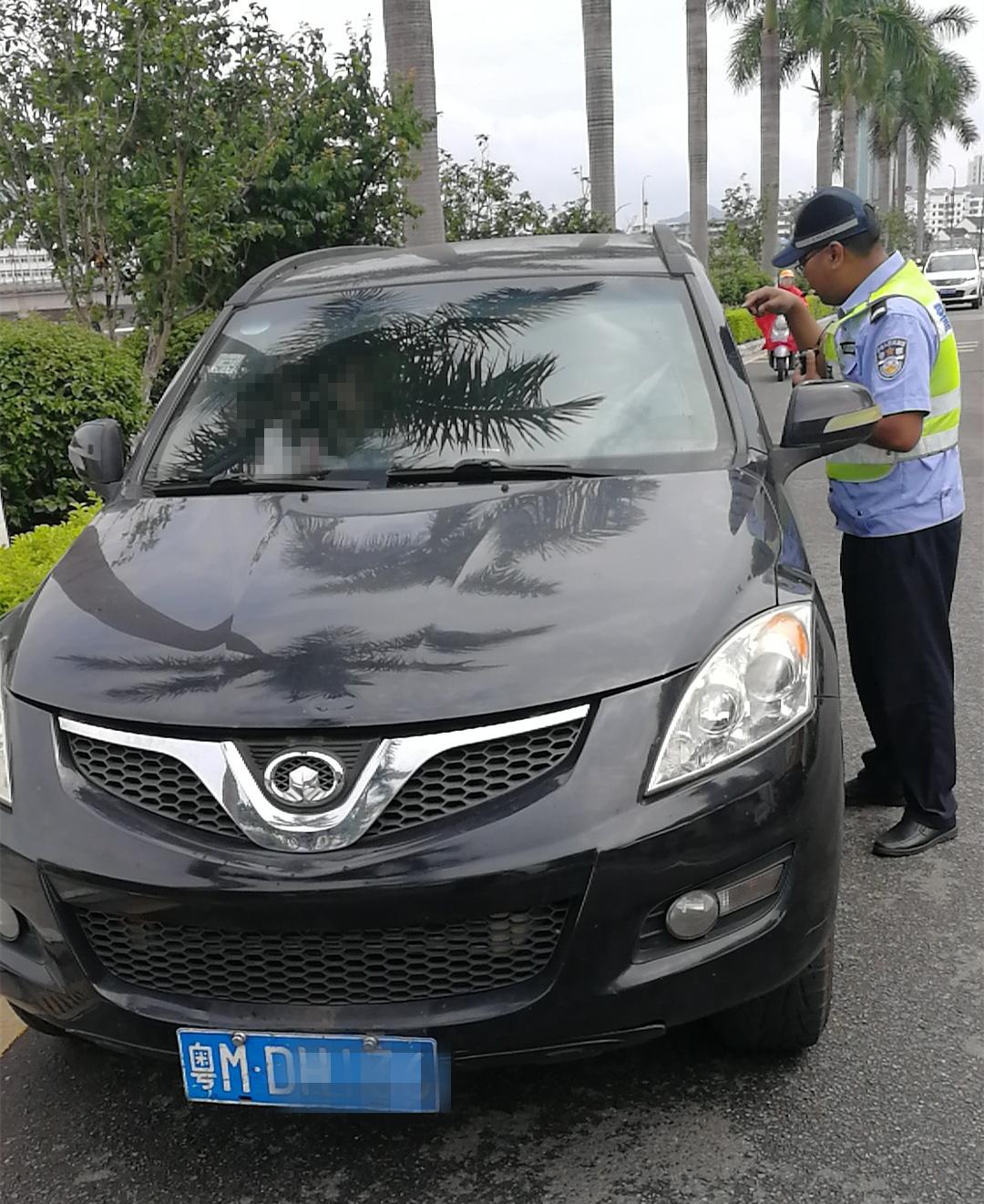 交警执勤日常实录，见证交通秩序背后的力量与日常风采