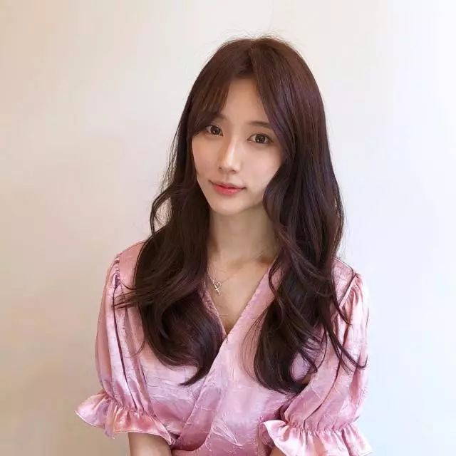 女发型中长发最新时尚潮流，优雅演绎的精选造型