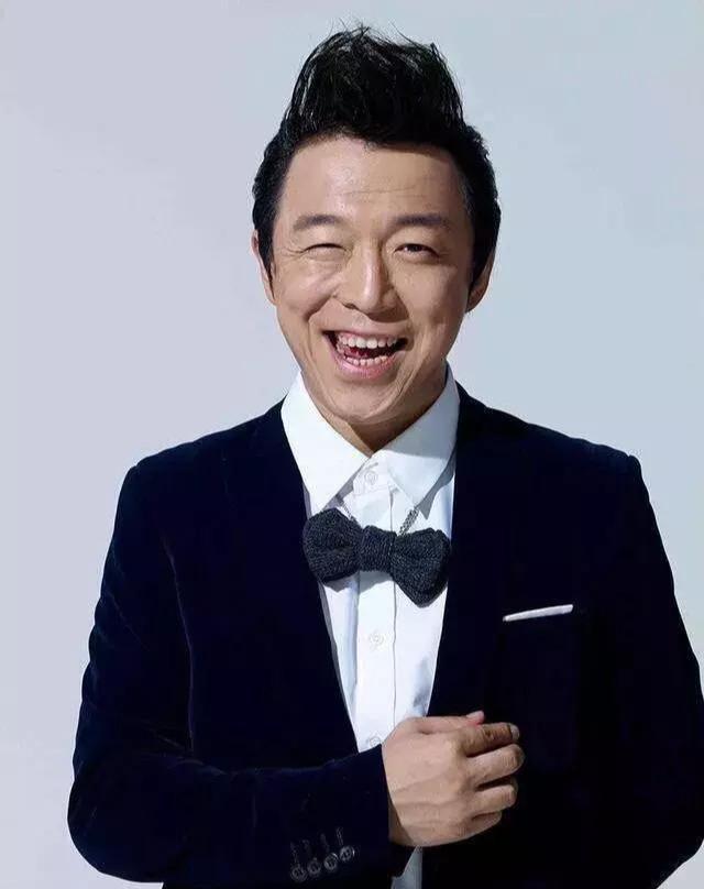 现在最新的男明星,星光下的温馨日常，最新男明星与他的朋友们