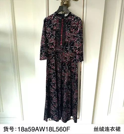 最新款藏袍，小巷深处的时尚秘境探索