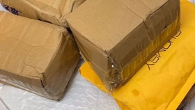 最新拆快递，现代生活的日常与情感的交织