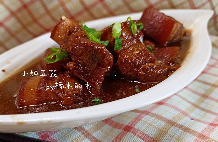 小炖肉的历史演变与时代地位，一道美食的最新发展及其影响